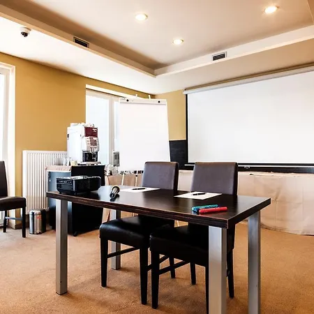 فندق Comfort With Free Wellness And Fitness Centrum نيترا