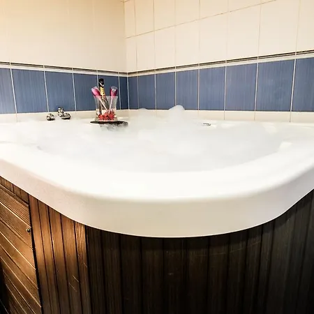 فندق Comfort With Free Wellness And Fitness Centrum نيترا