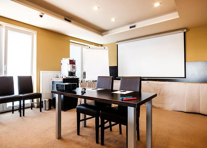 فندق Comfort With Free Wellness And Fitness Centrum نيترا